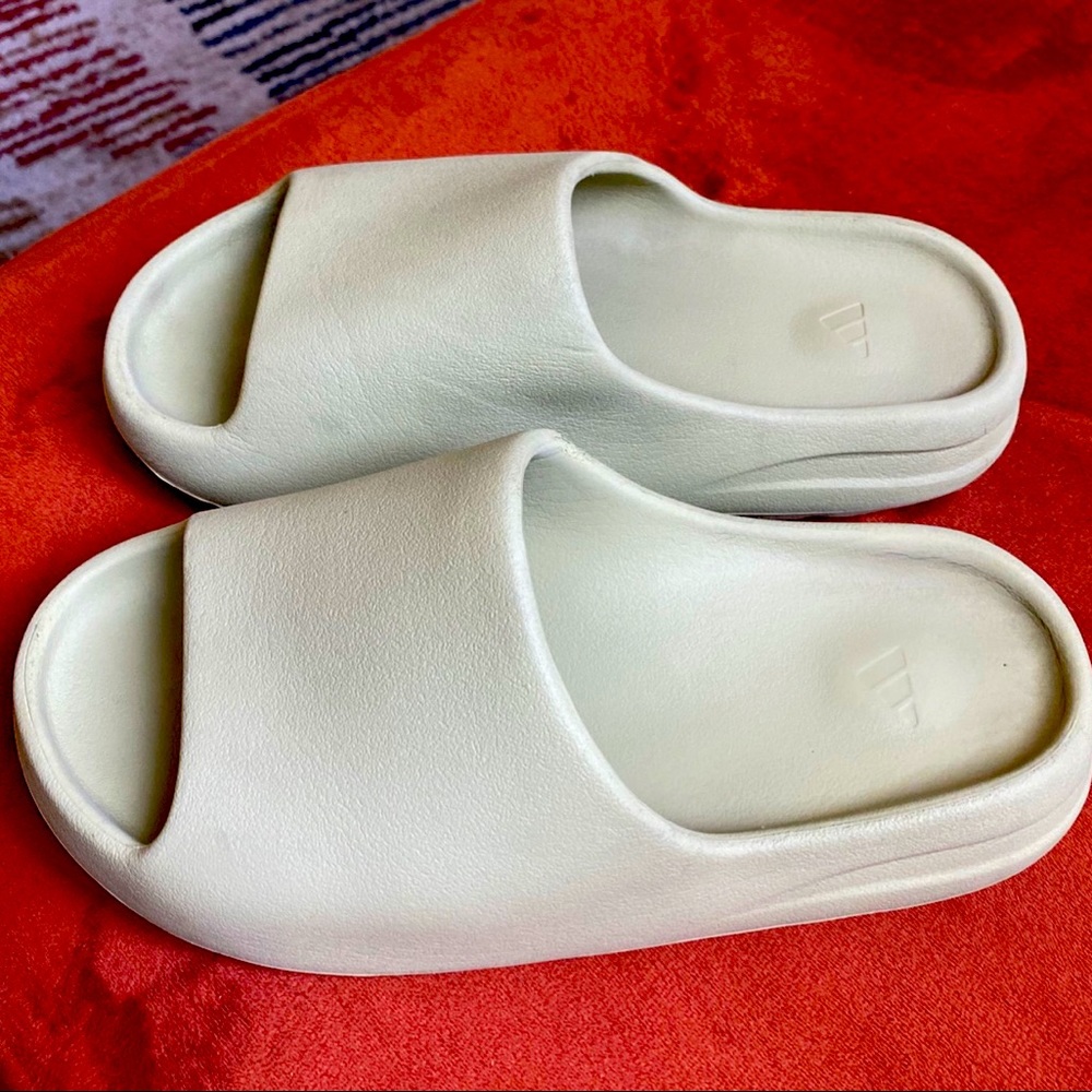 Yeezy slides size 7 womens